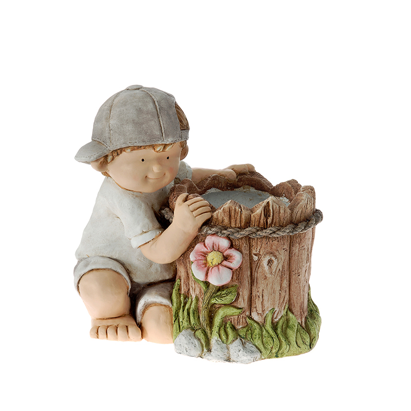 57131 FIGURA-SAKSIJA OD POLIREZINA U OBLIKU DEČAKA