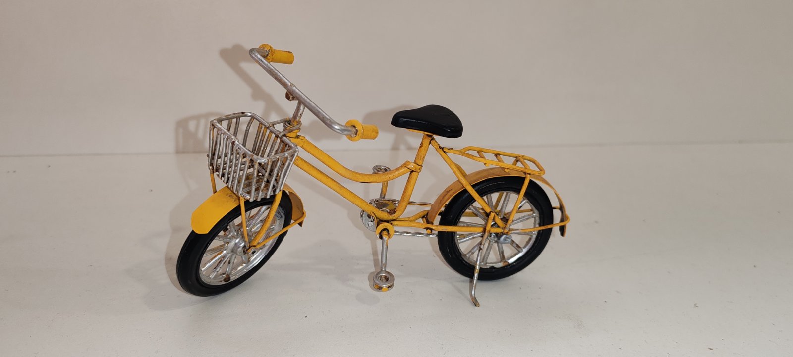 3707260033 METALNA FIGURA BICIKL ŽUTI