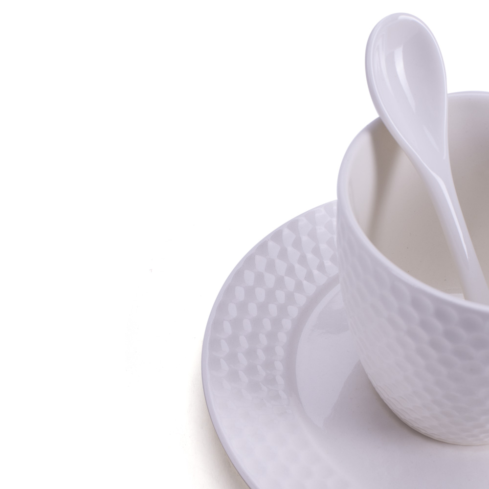 D-384 PORCELANSKA ŠOLJA BELA SA KAŠIKICOM U POKLON KUTIJI