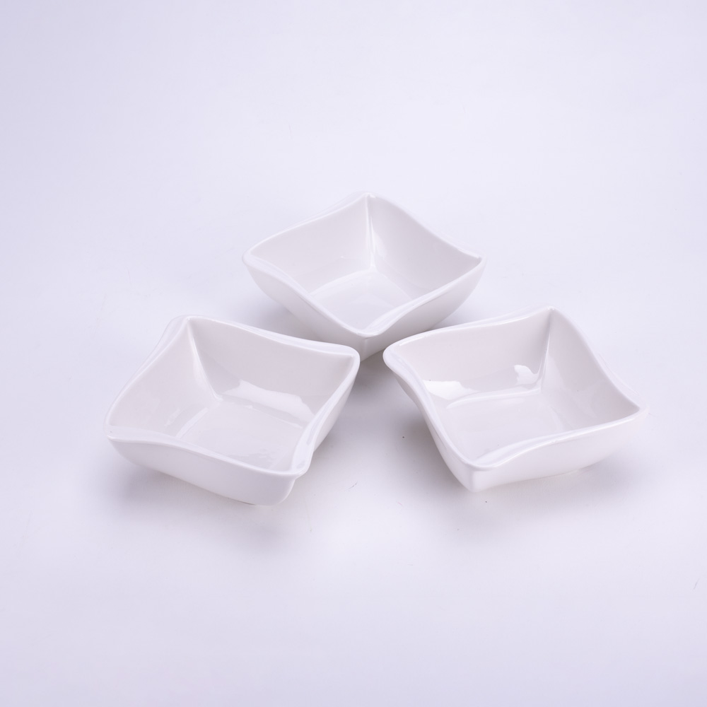 D-396 PORCELANSKE BELE ČINIJICE S/3 U POKLON KUTIJI 9X9 CM