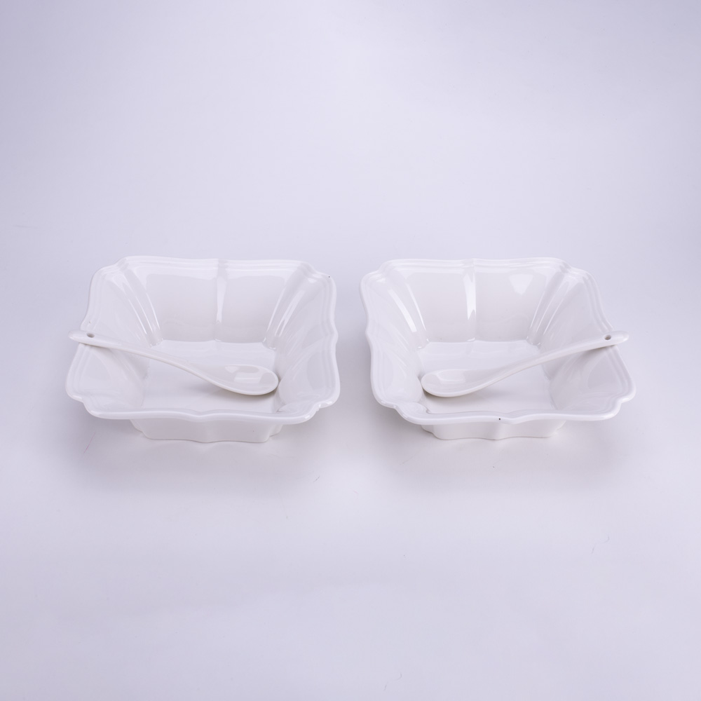 D-375 PORCELANSKE BELE ČINIJICE SA KAŠIKICAMA S/2 U POKLON KUTIJI 14X14 CM