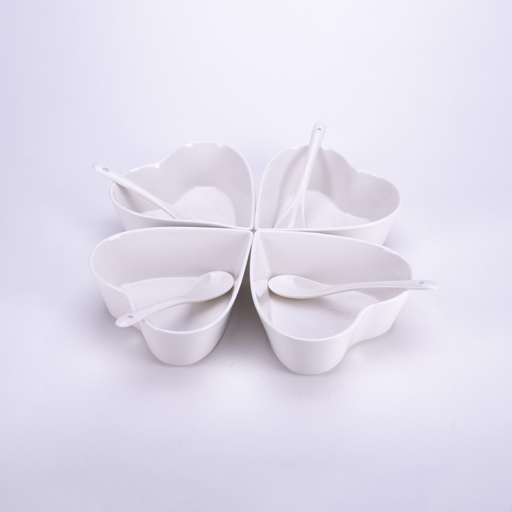 D-394 PORCELANSKE BELE ČINIJICE U OBLIKU SRCA SA KAŠIKICAMA S/4 11X11 CM